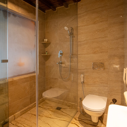 Heritage Super Deluxe Bathroom