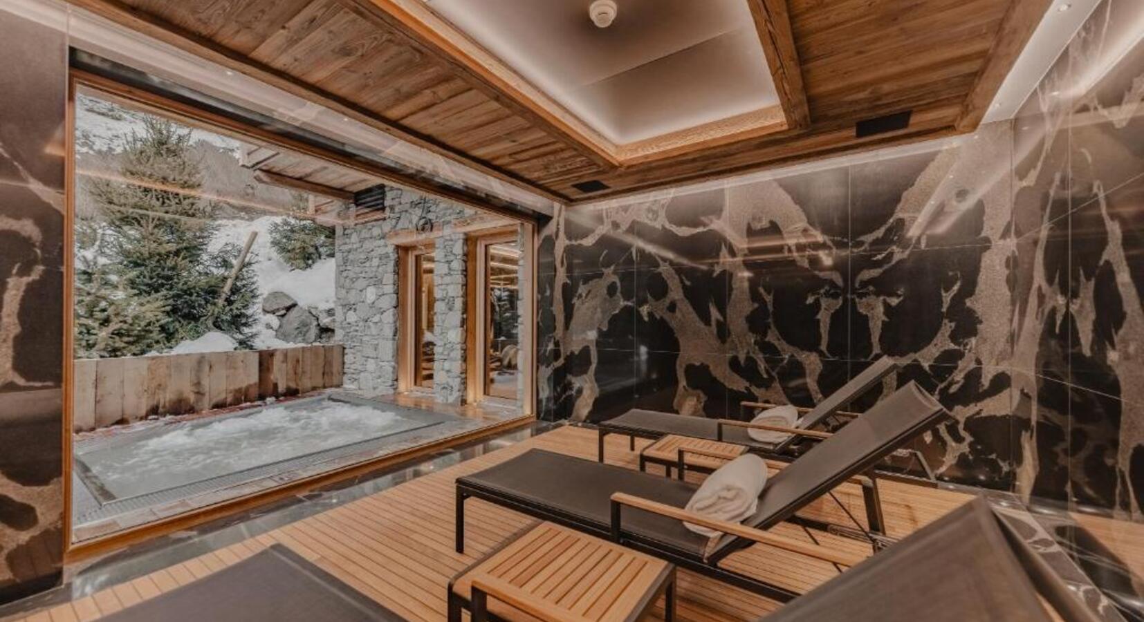 Outdoor hot tub 