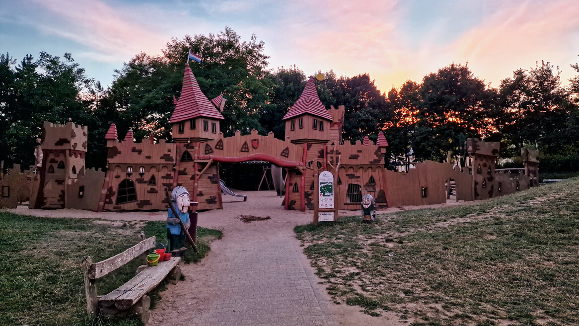 El parque infantil temático de castillo en Rue Charlemagne.