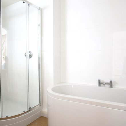 Four Poster King bathroom