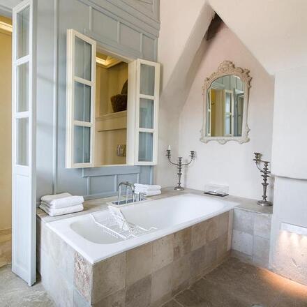 Deluxe king suite