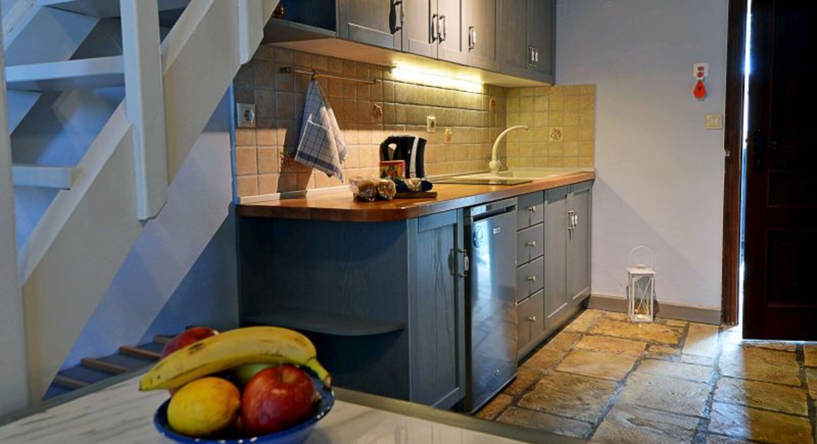 Studio kitchen/dining area