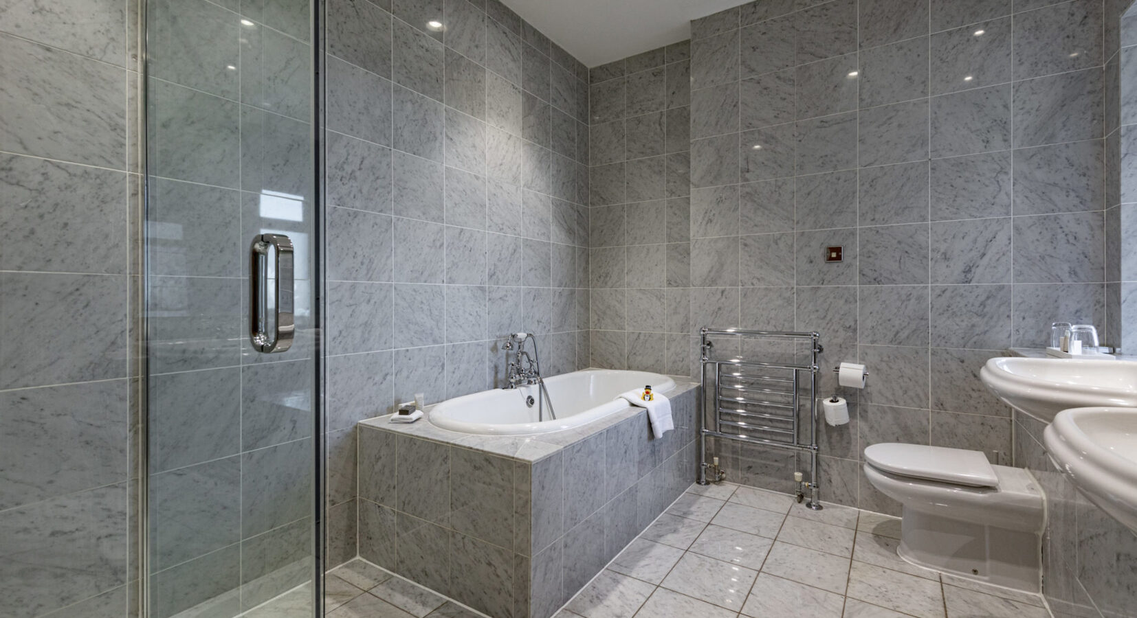 Estate Room Bathroom