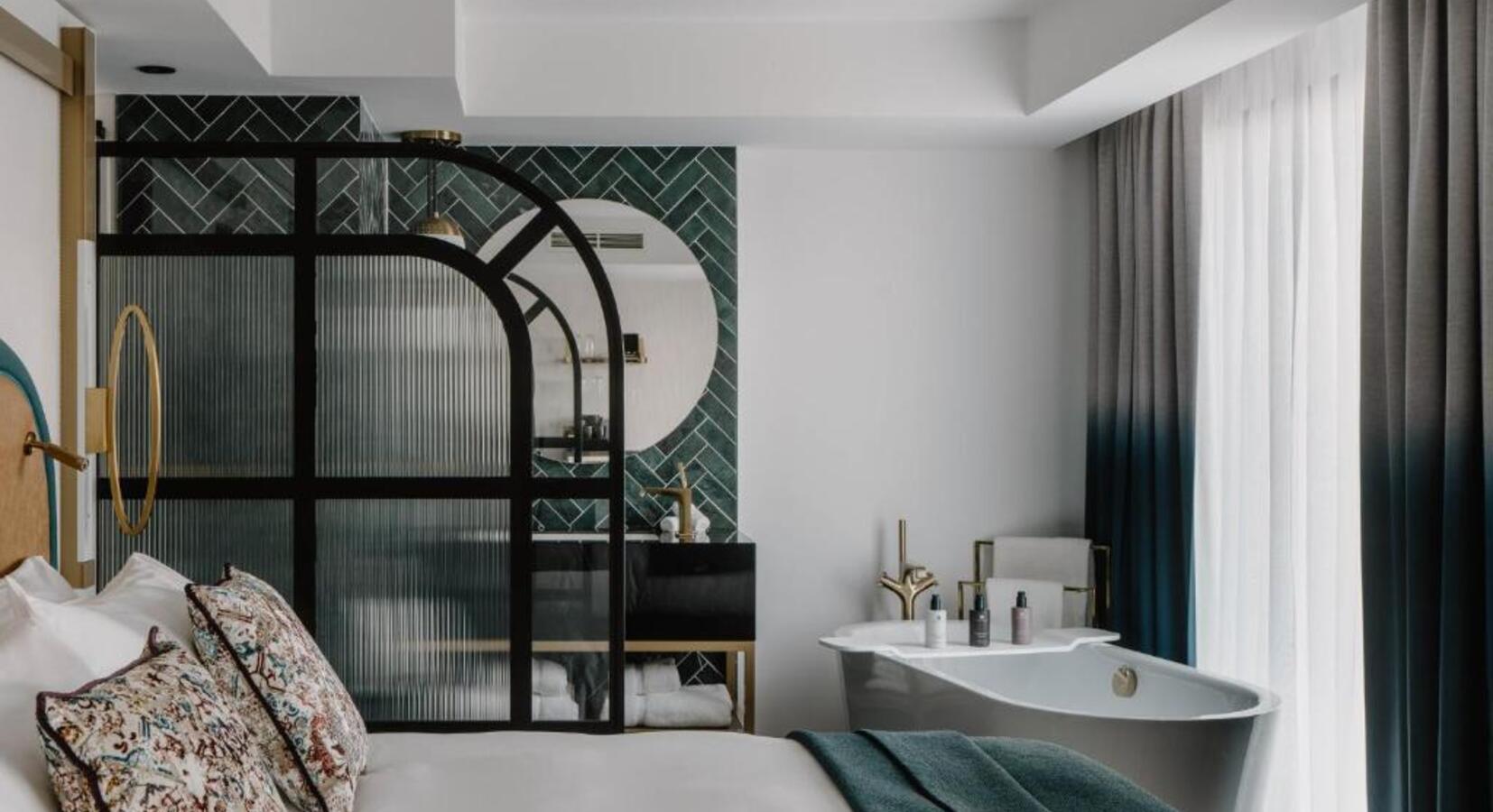 King Suite with Balcony and Dock View 