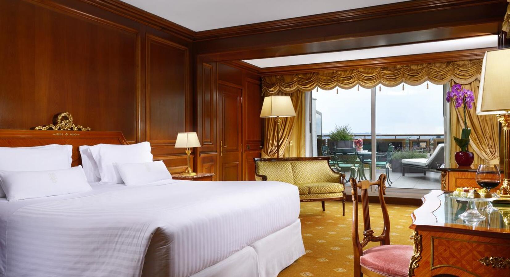 Deluxe suite with balcony