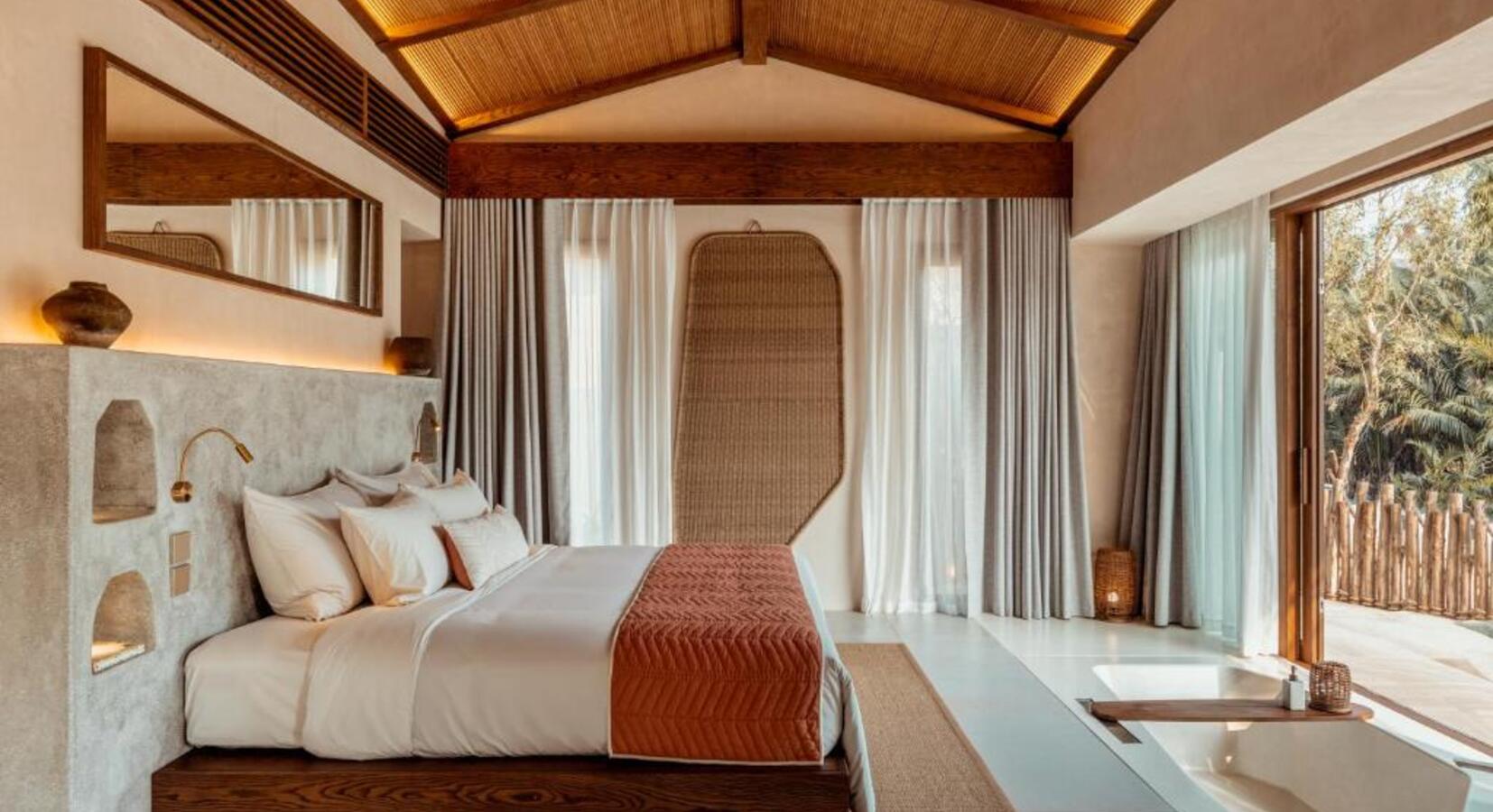 Guest Room with in-room tub