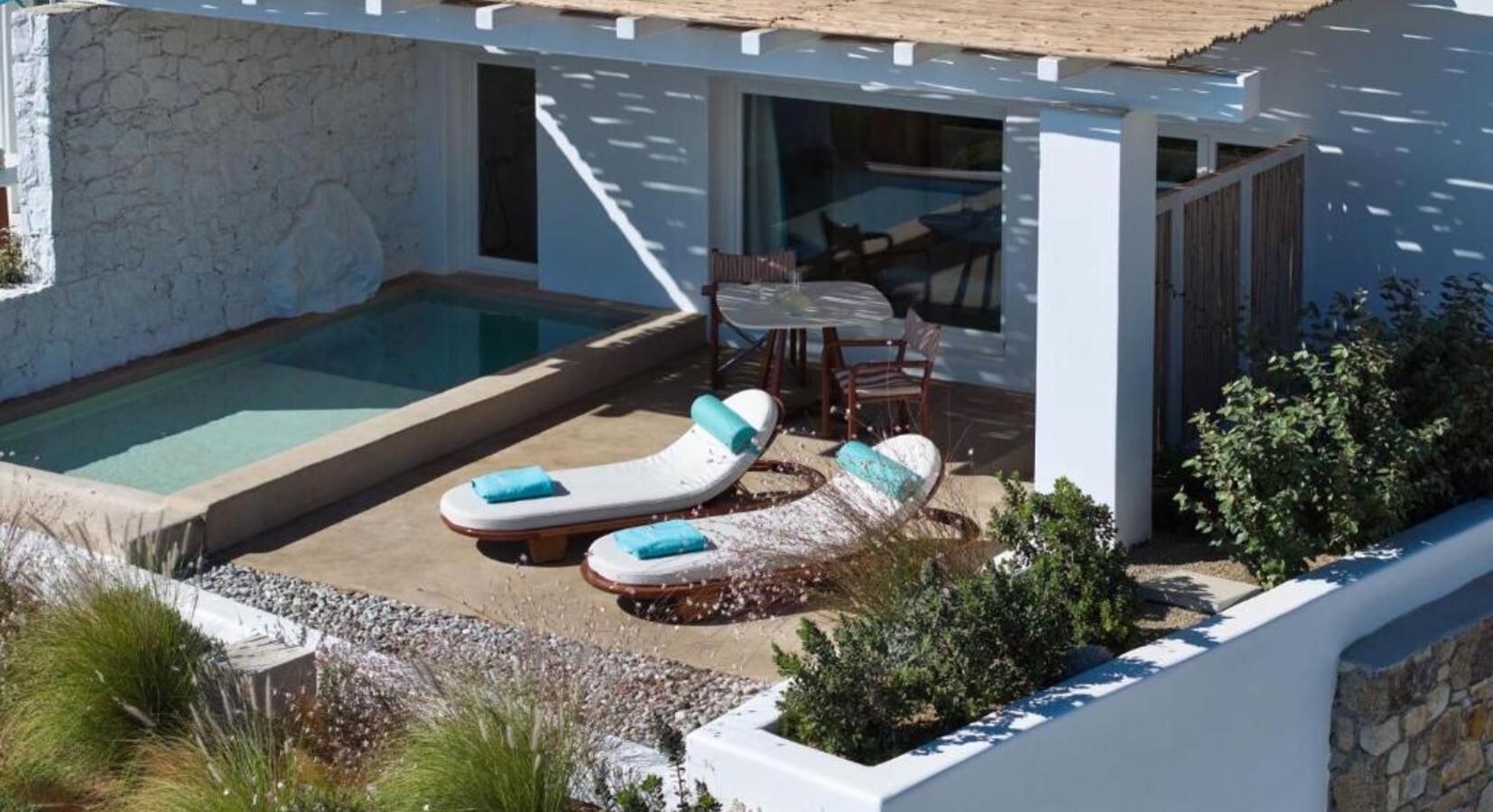 Private pool suite