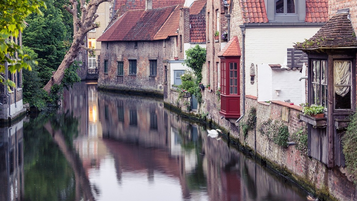 St Gillis by the canal