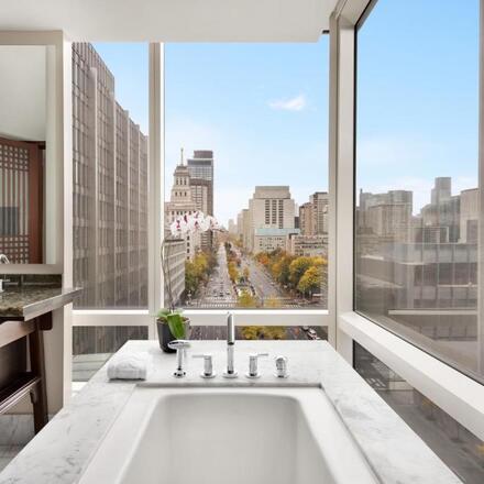 11 Romantic Hotels in Toronto