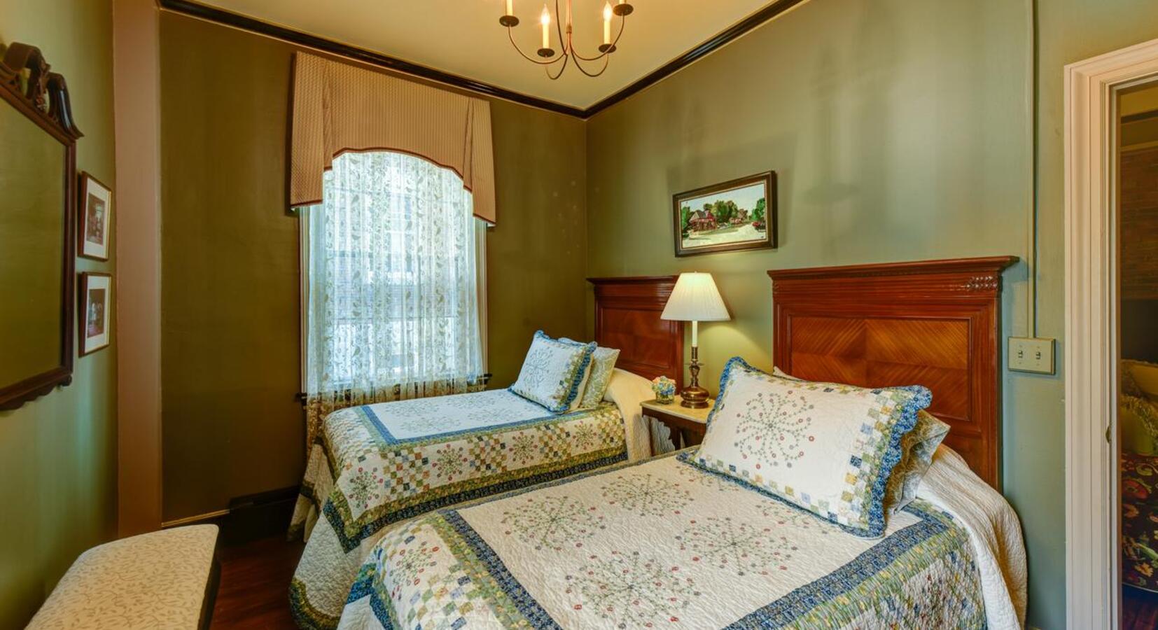 Twin guestroom