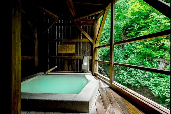 </a><a href="/de-de/hotel/miyamaso-takamiya-zao-onsen">Miyamoso Takamiya</a><a href="https://www.thehotelguru.com/de-de/hotel/mozumo-takayama">