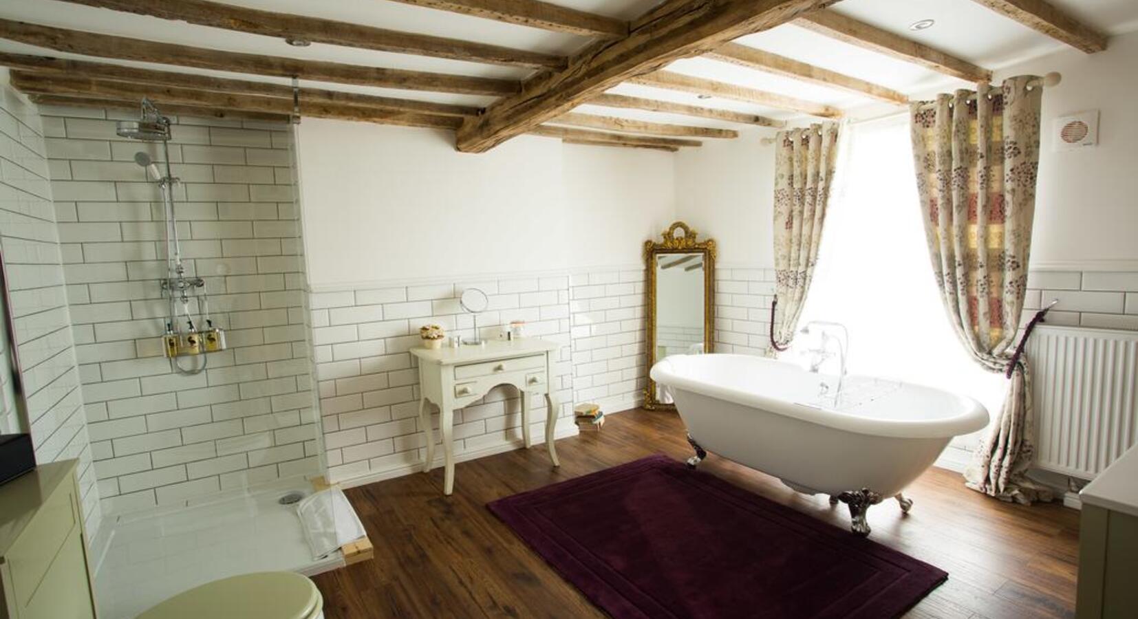 Suite bathroom