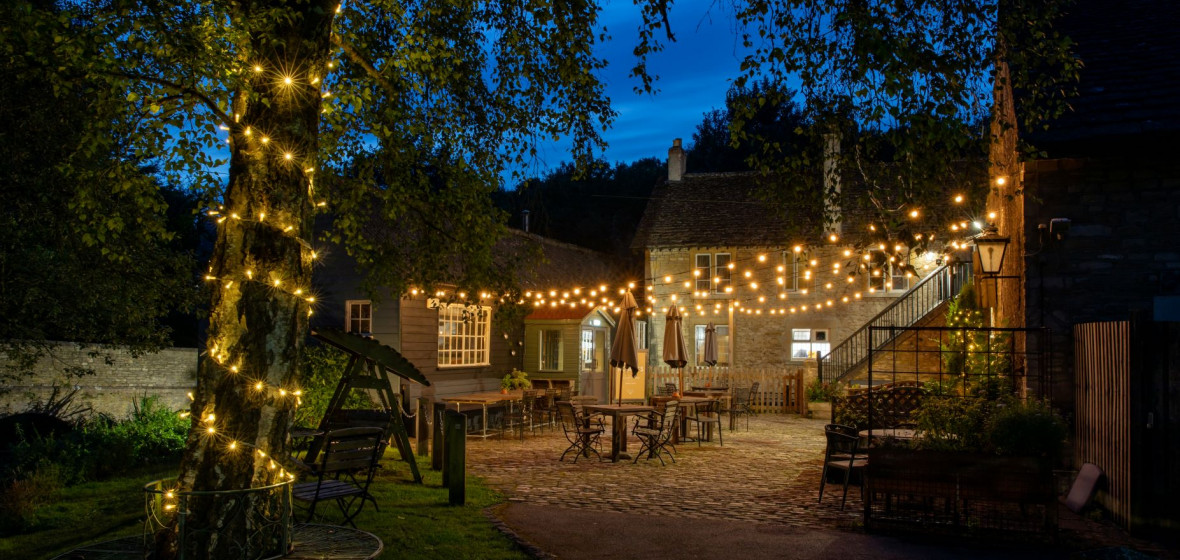 White Hart, Chippenham (Ford). Expert reviews and highlights The