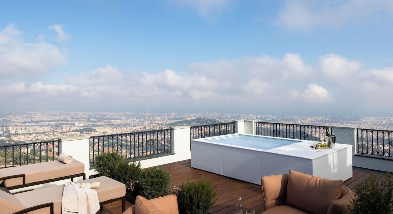 Rooftop hot tub 