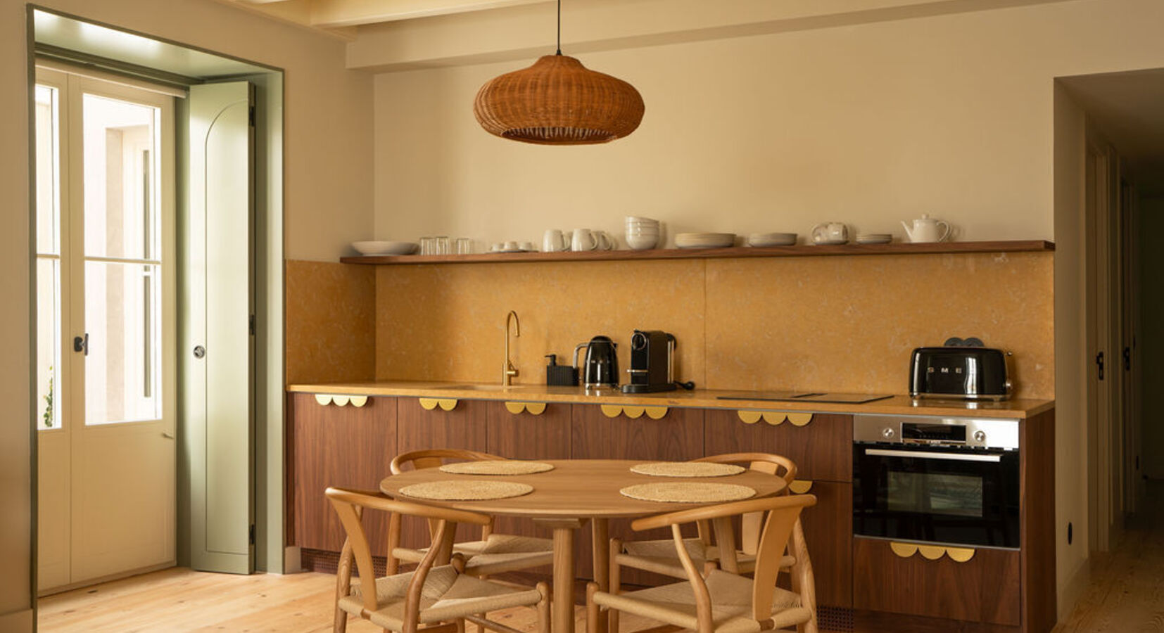 Deluxe Garden Apartment 