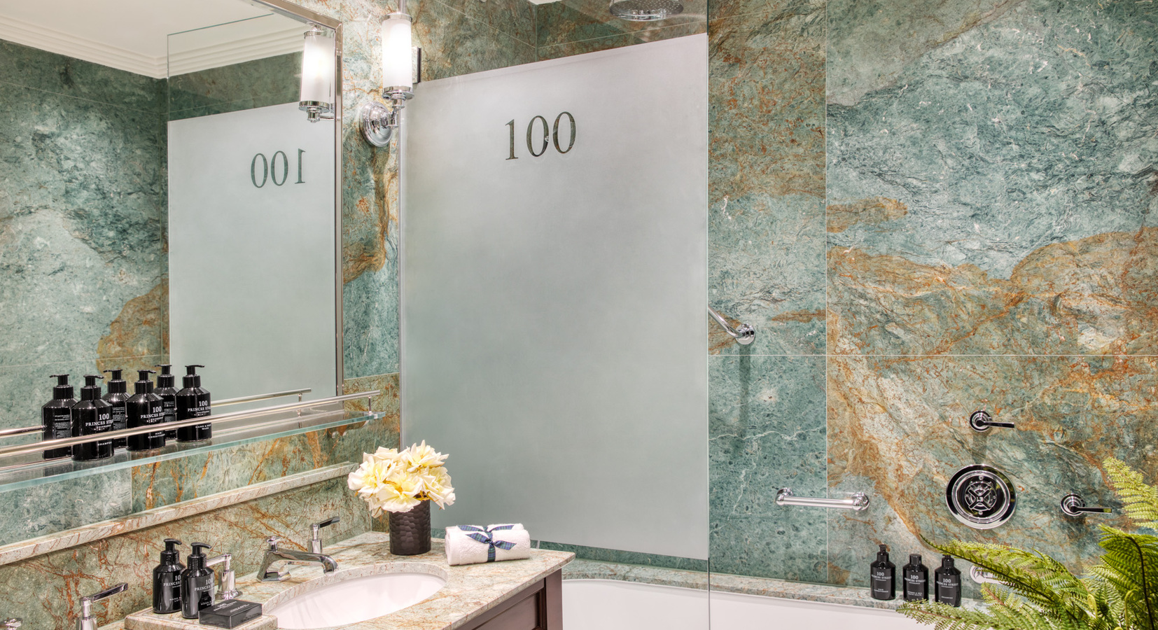 Junior Suite Castle View Bathroom