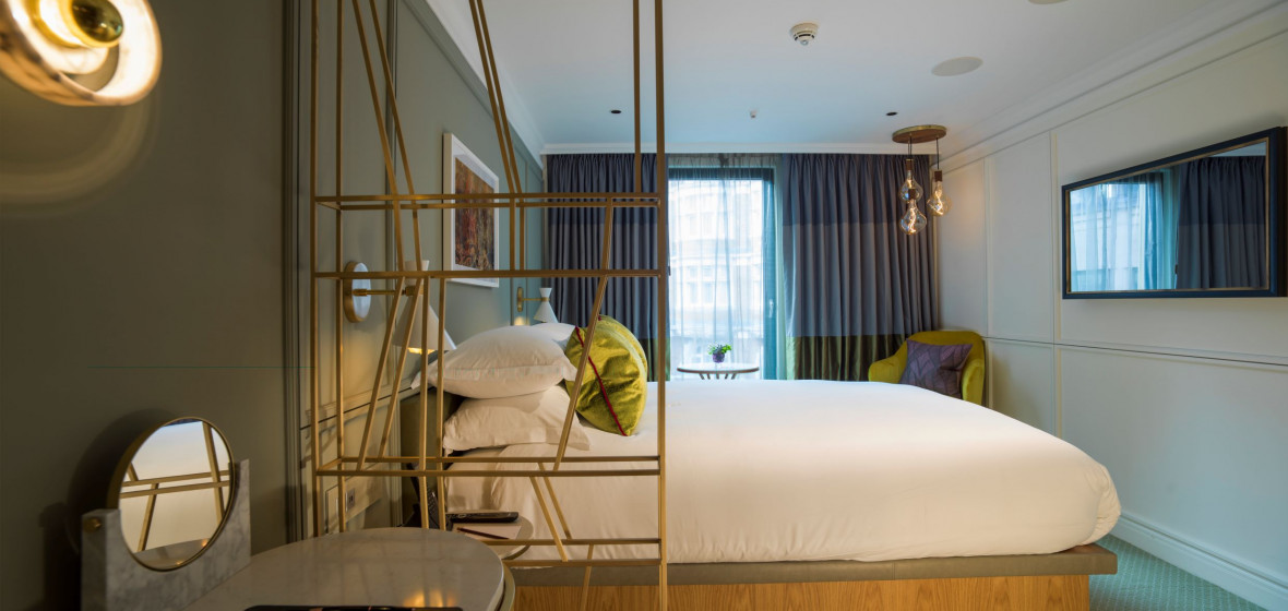 The Guardsman, London (Westminster). Expert reviews and highlights