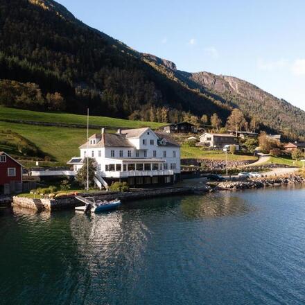 Fjaerland Fjordstove Hotel