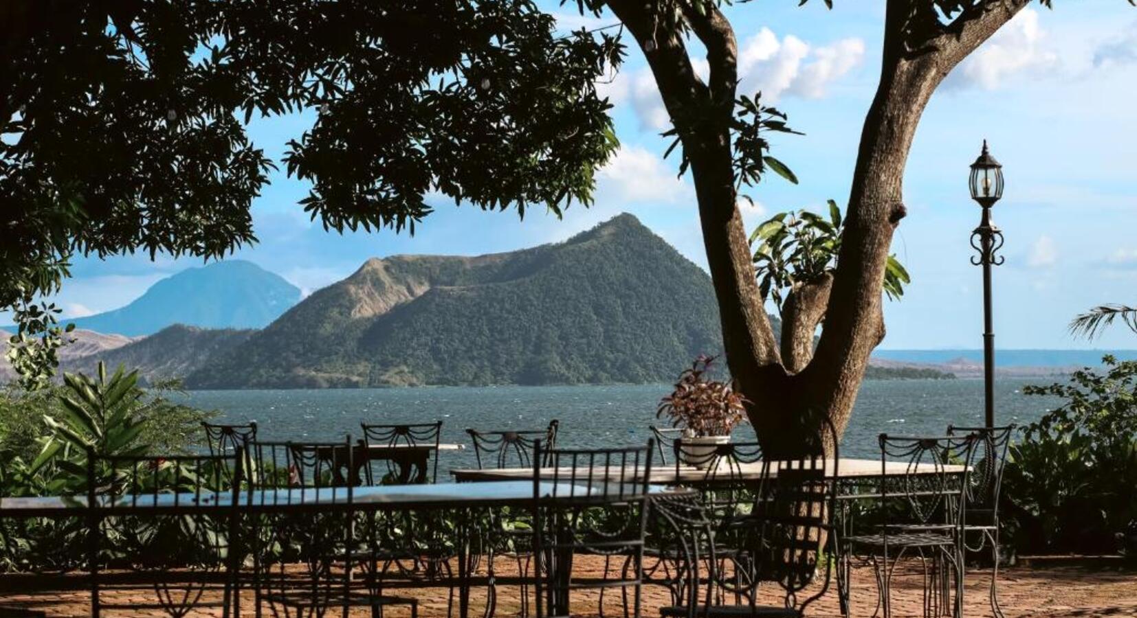 Lakeside Dining