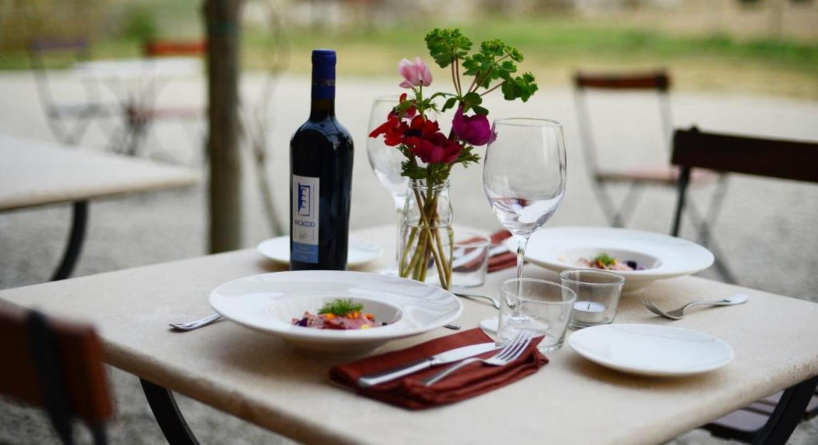 Al fresco dining 