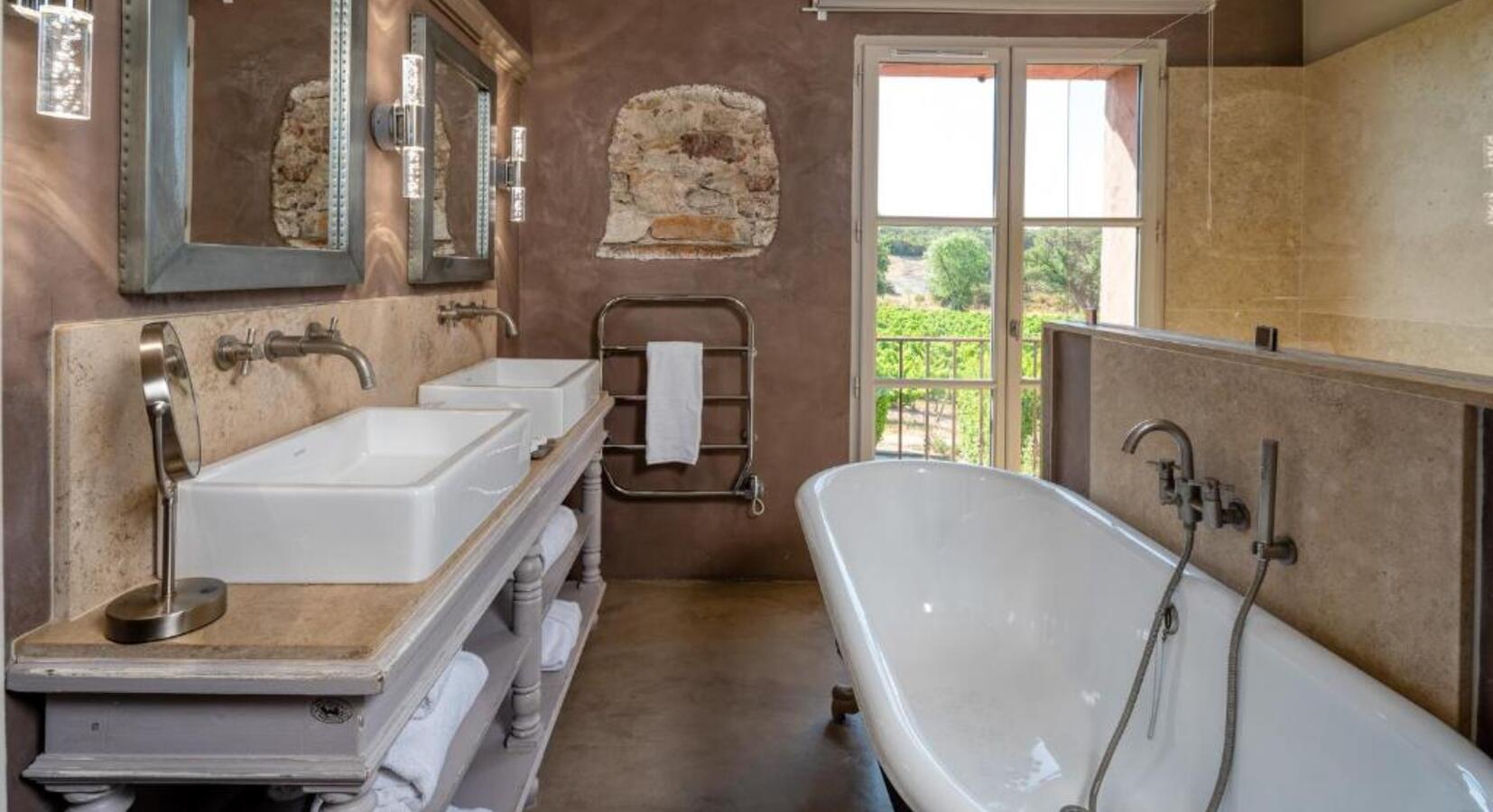 Bathroom with Tub 
