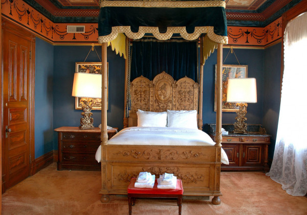 Chateau Trivoli guestroom