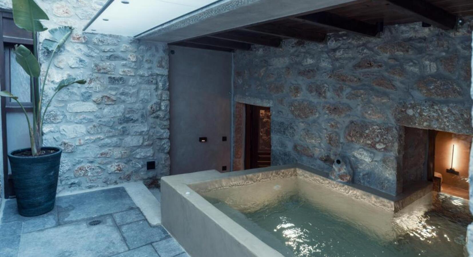 Plunge pool