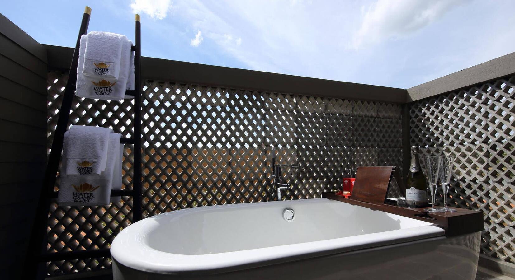 Outdoor tub