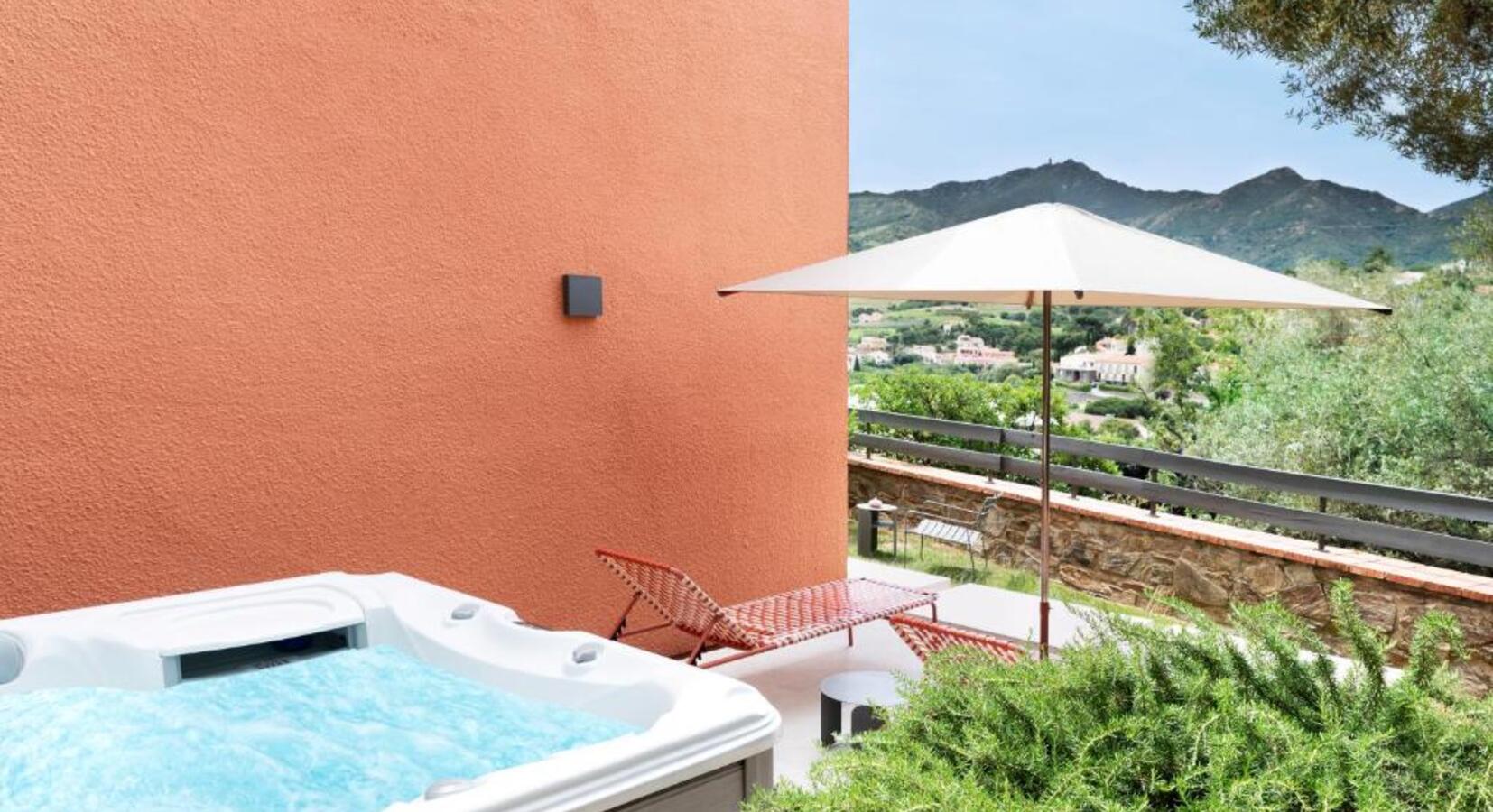 Suite with private hot tub 