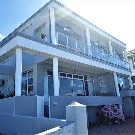 Hermanus Beachfront Lodge 