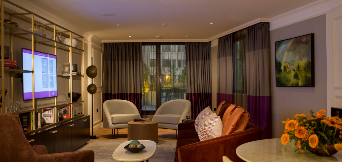 The Guardsman, London (Westminster). Expert reviews and highlights