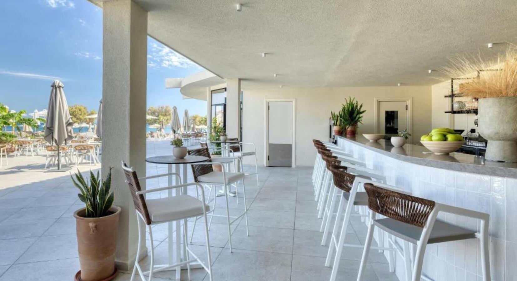Poolside bar 