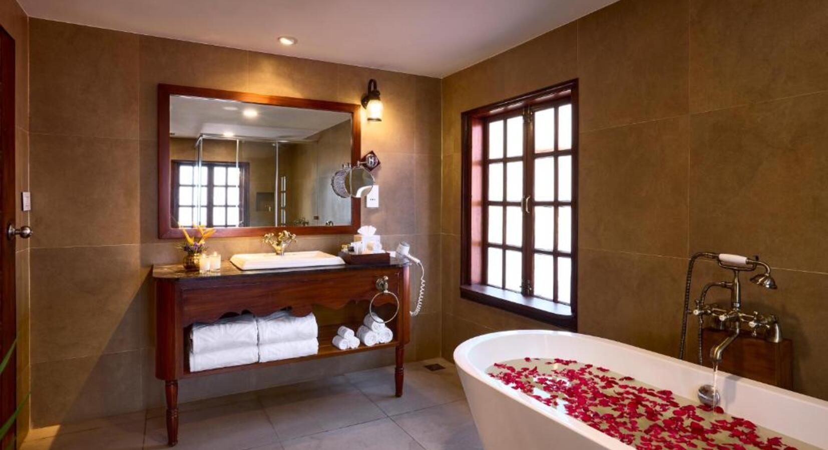 Bathroom with Tub 