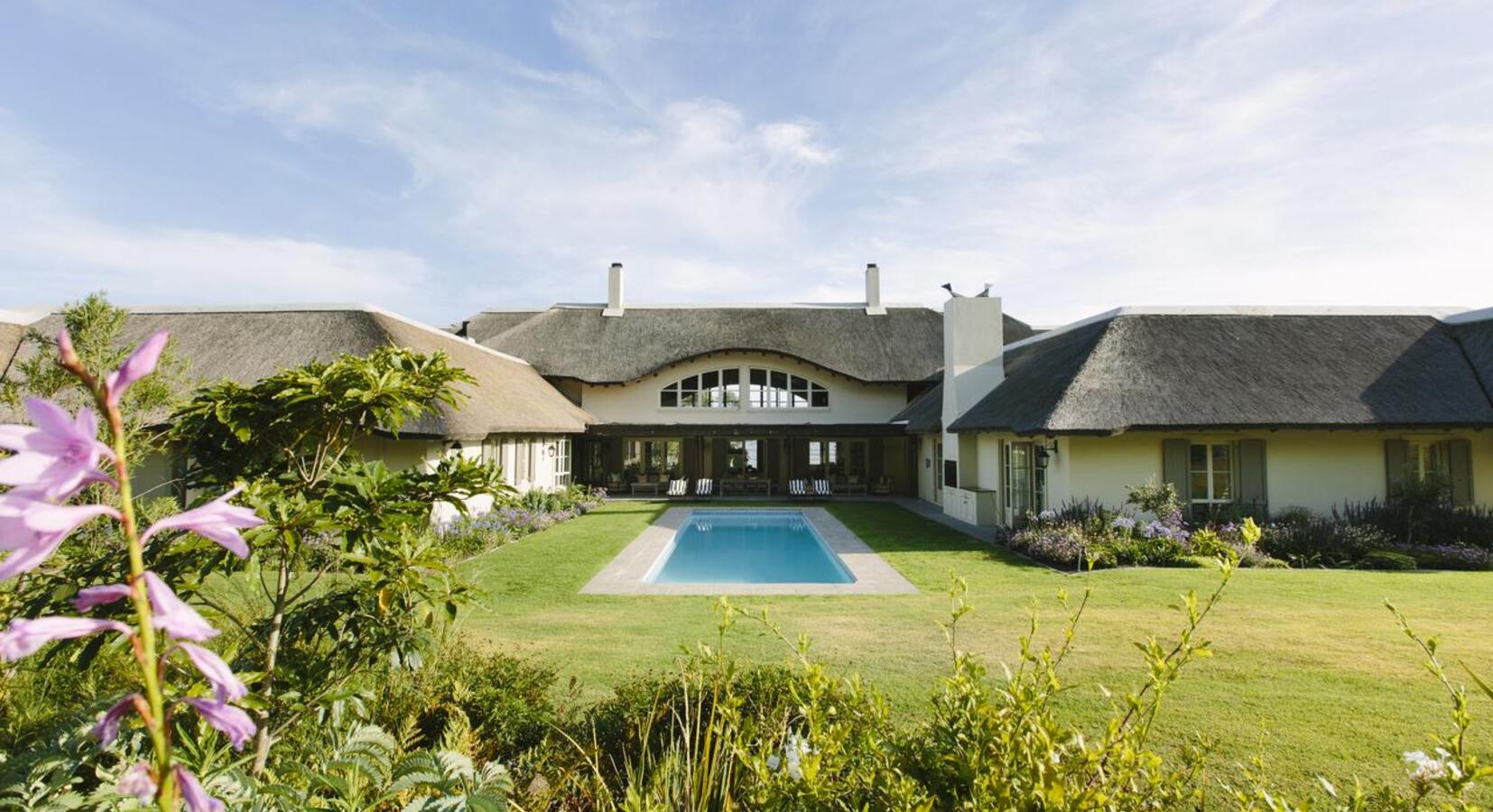 Foto von The Thatch House