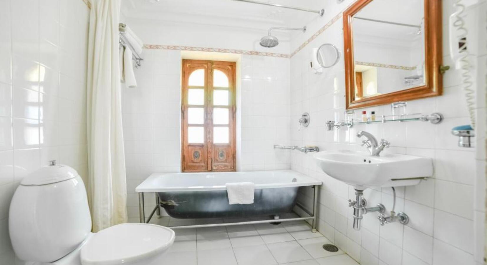 Bathroom with Tub 