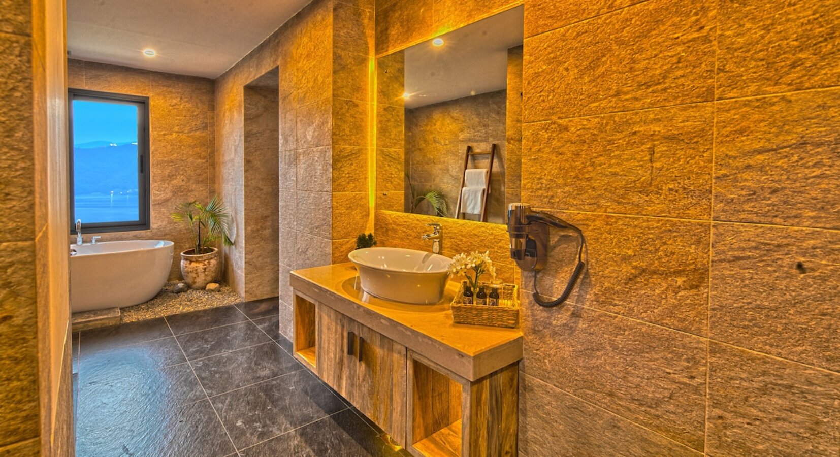 Deluxe Double Bathroom
