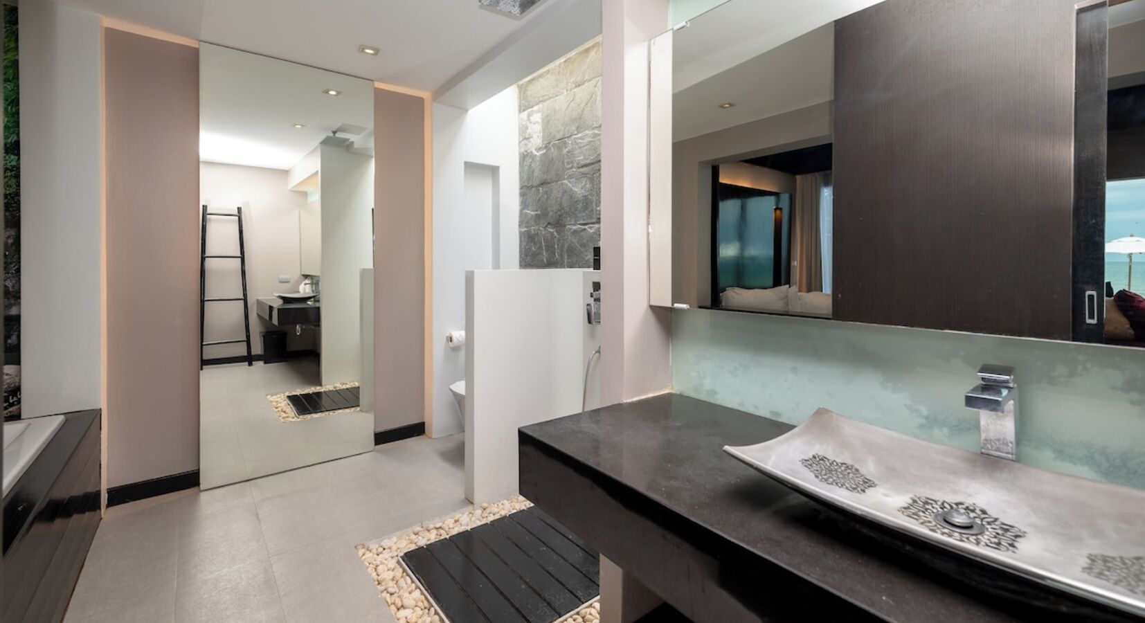 Poolside Villa Bathroom