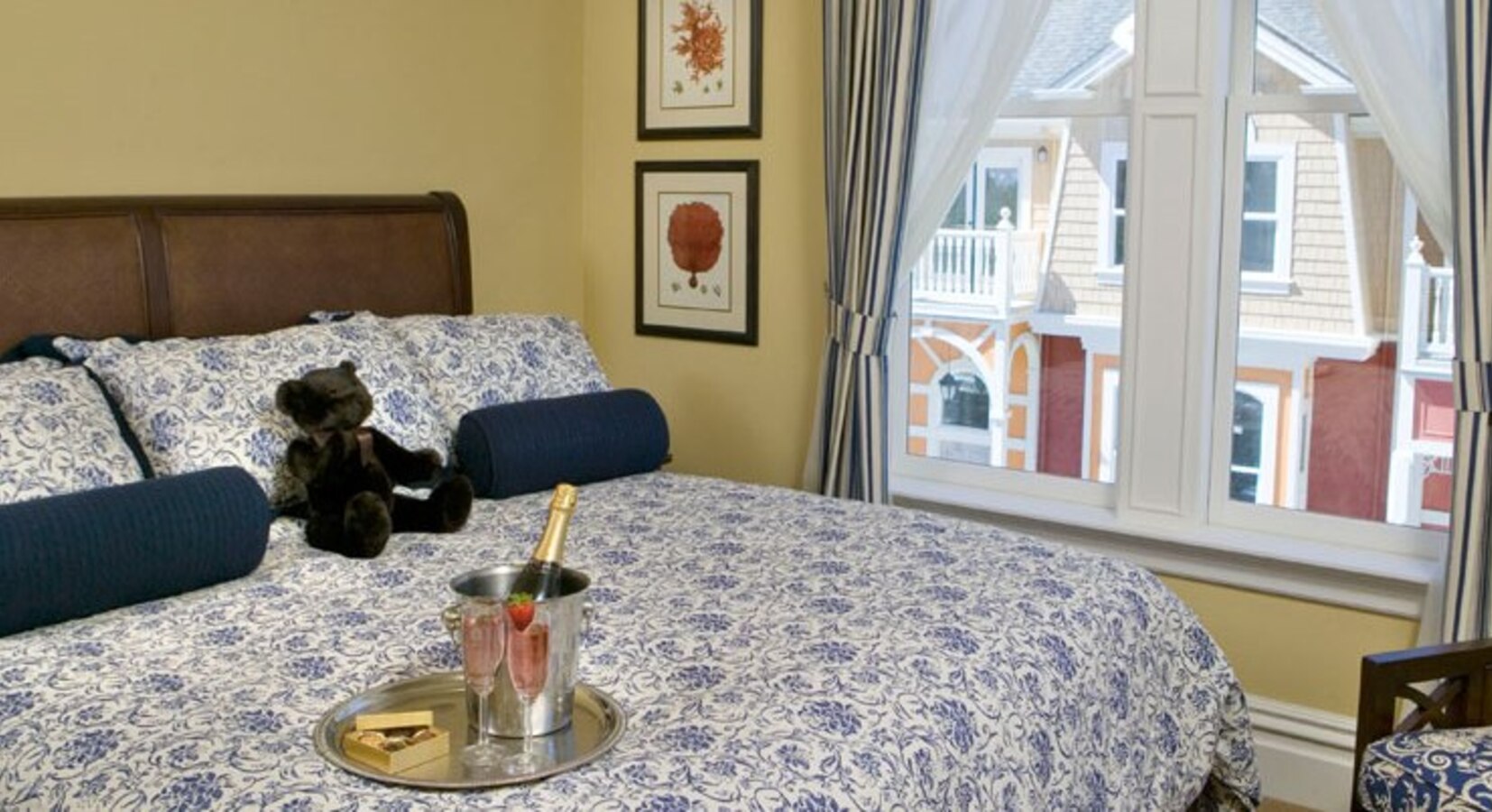 Deluxe King Guestroom Interior