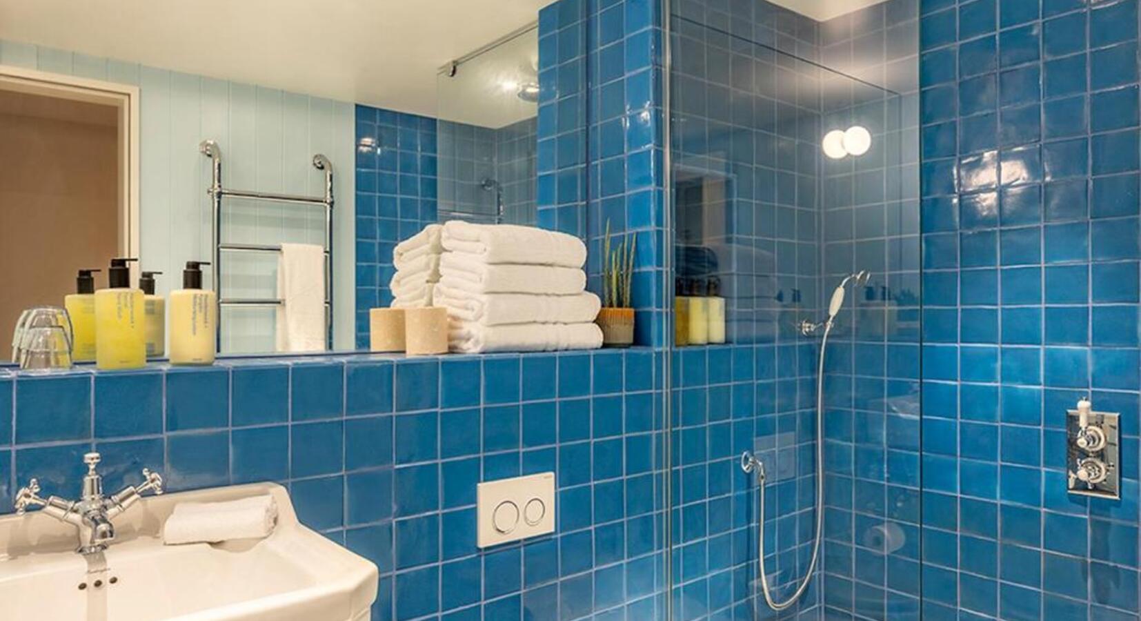 King with Sea View Bathroom 