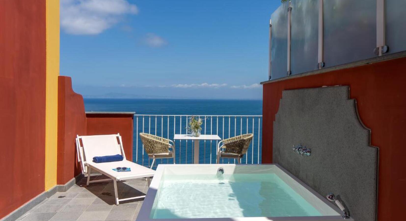 Suite with outdoor bath tub 