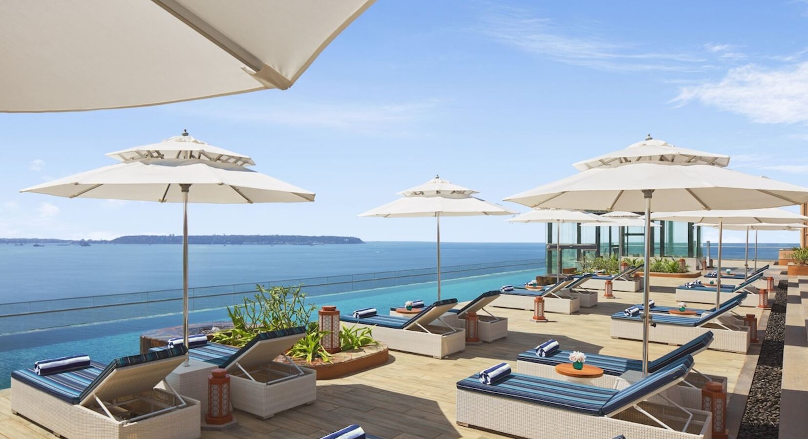 Infinity pool and sun deck