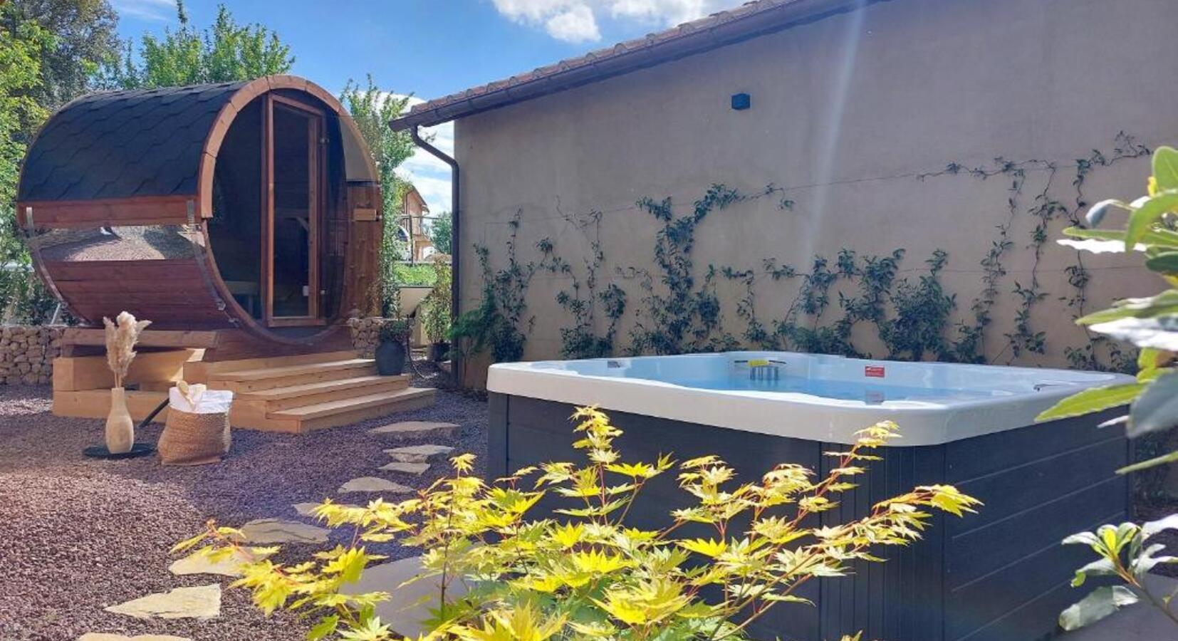 Hot tub & sauna