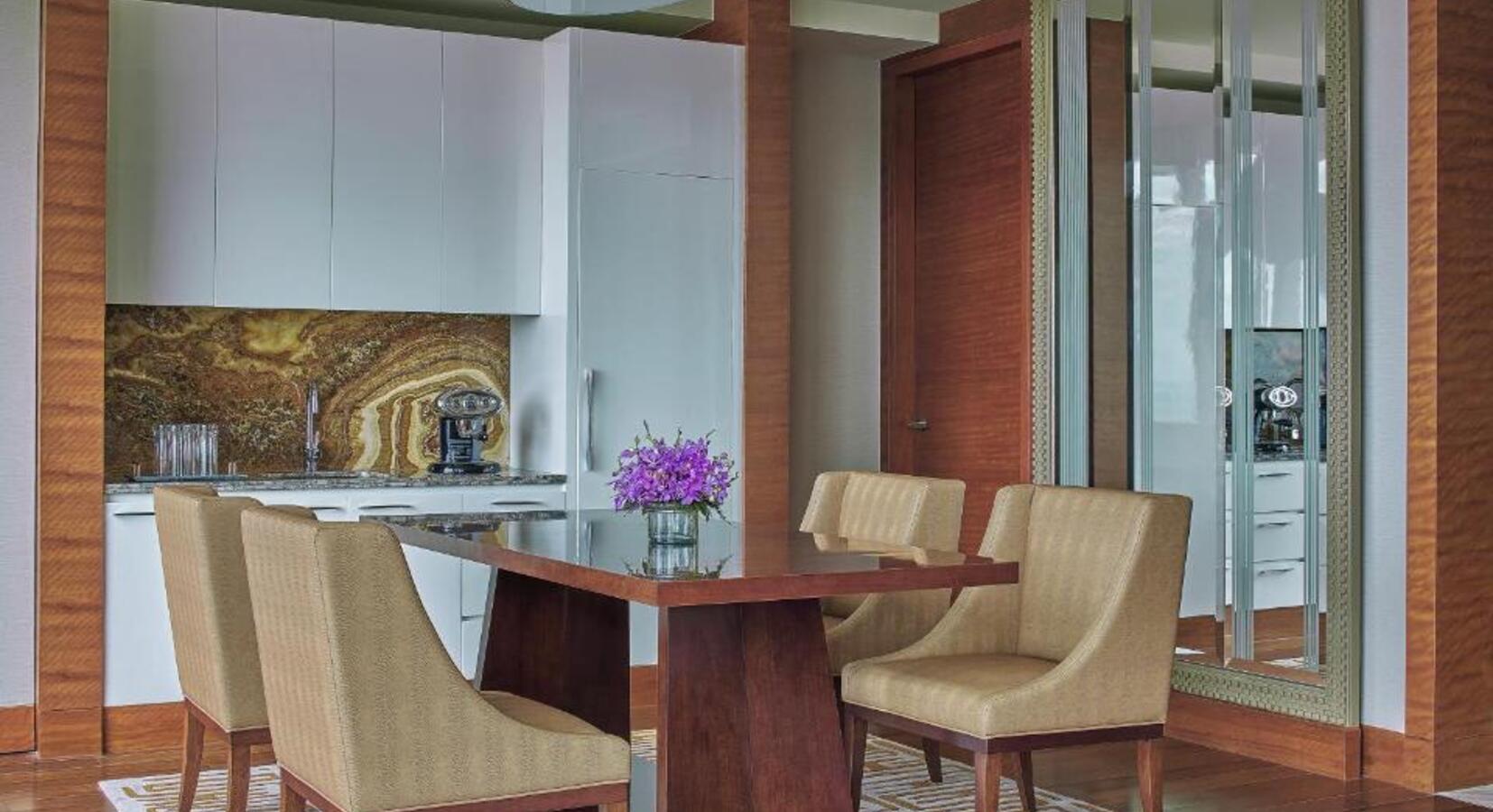 Suite with Dining Room