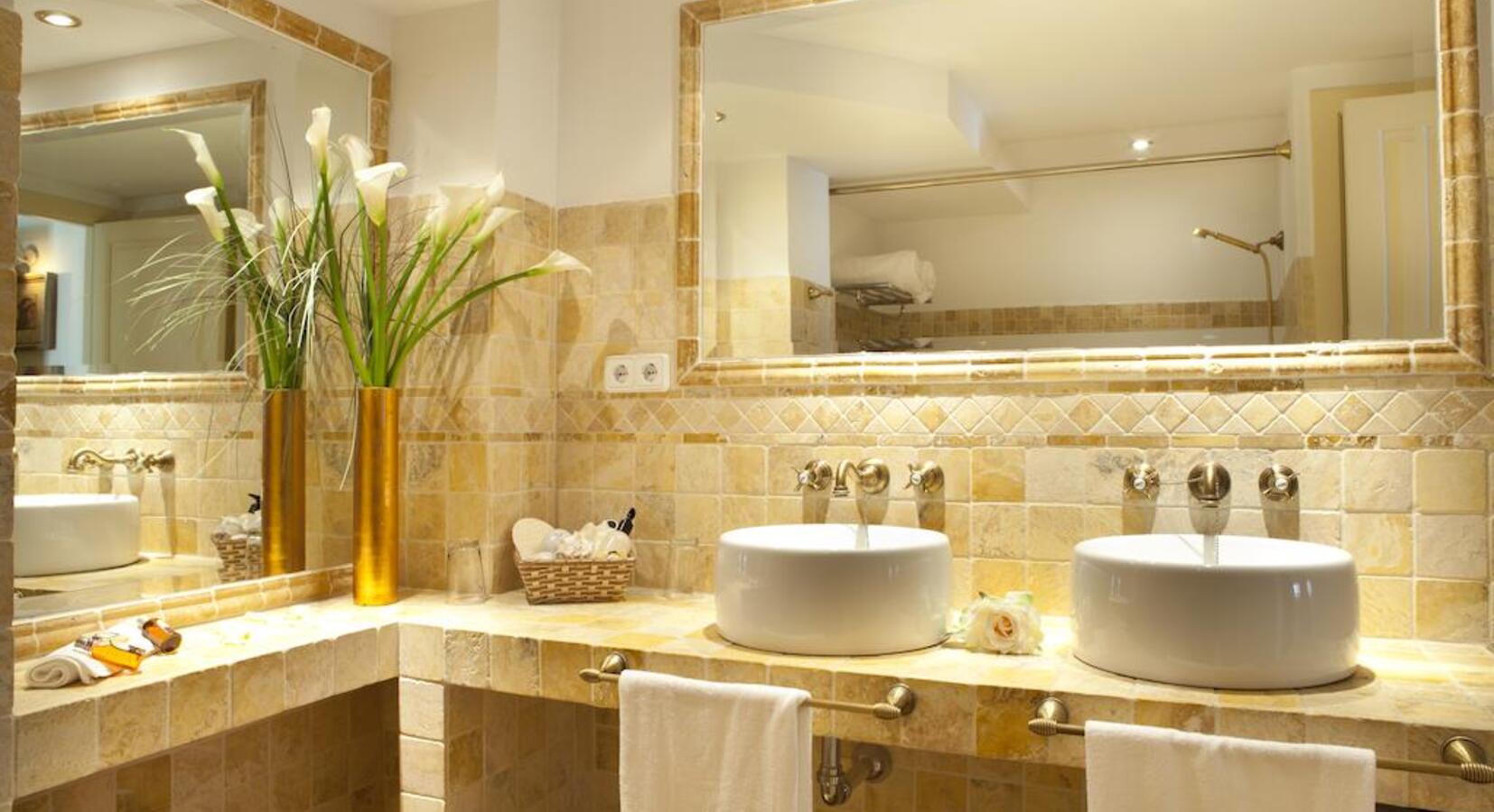 Suite bathroom