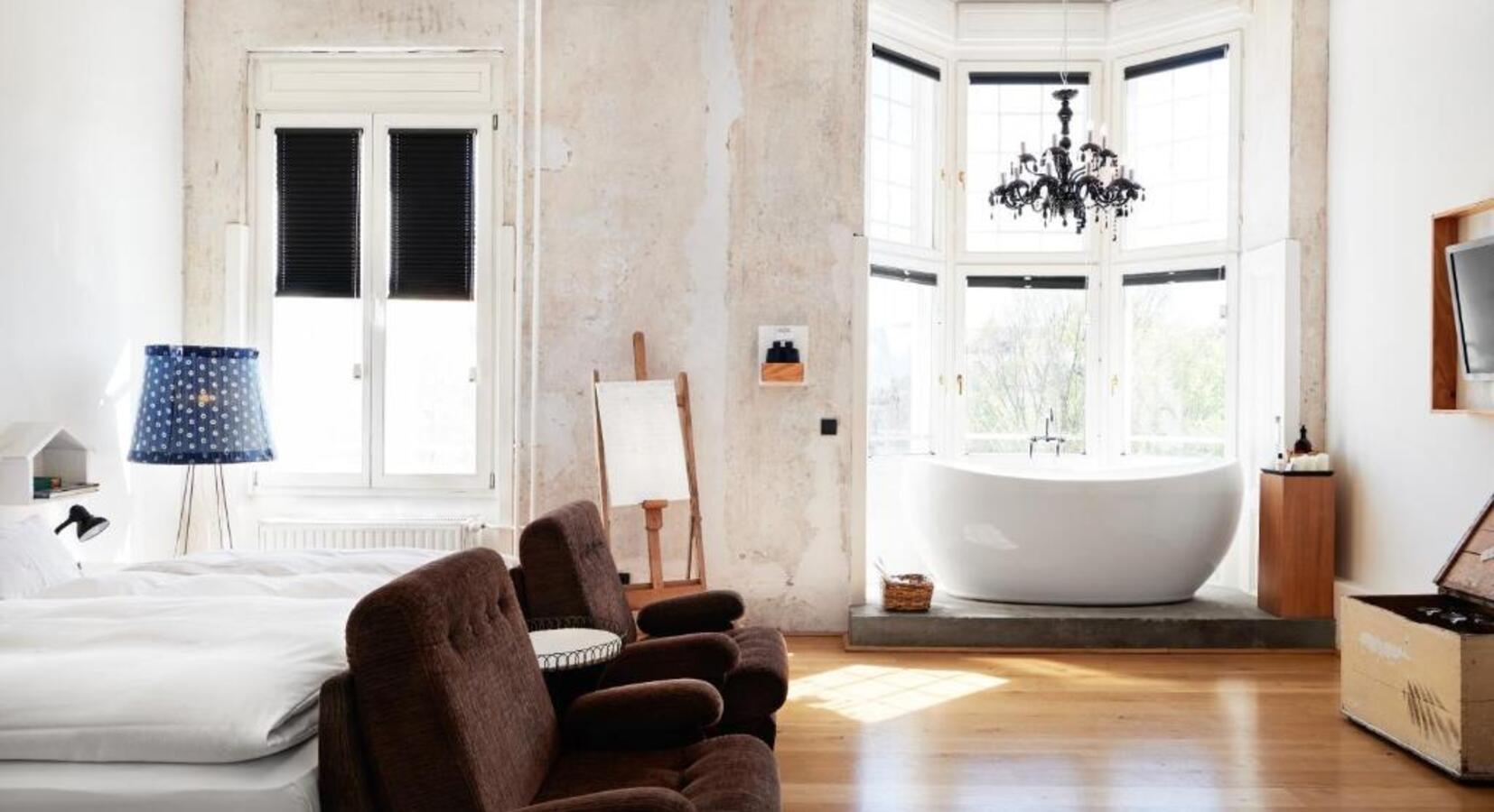 Double Bedroom with Bathtub