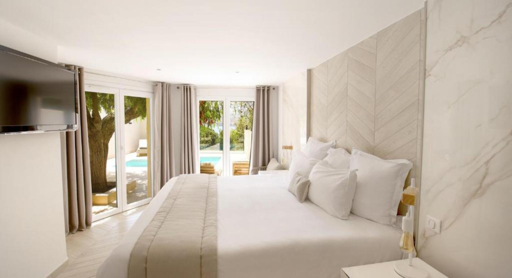 Suite with private pool 