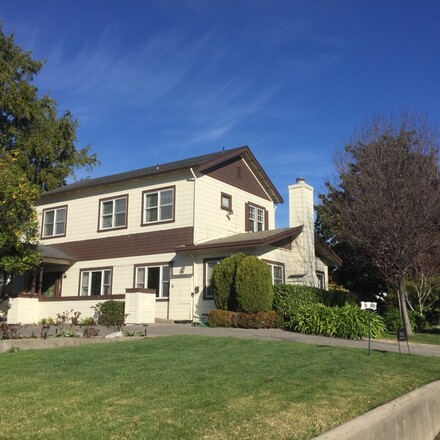 Cinnamon Bear Creekside Inn