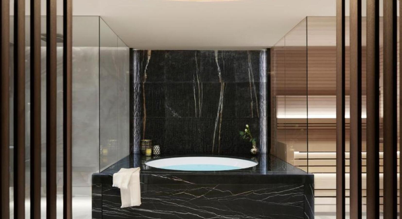 Suite bathroom