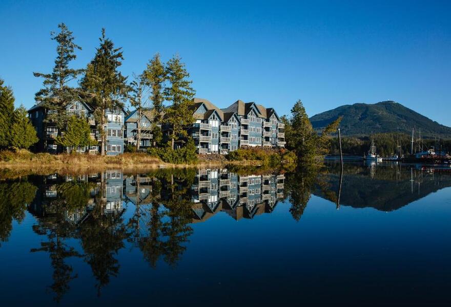 Waters Edge Shoreside Suites