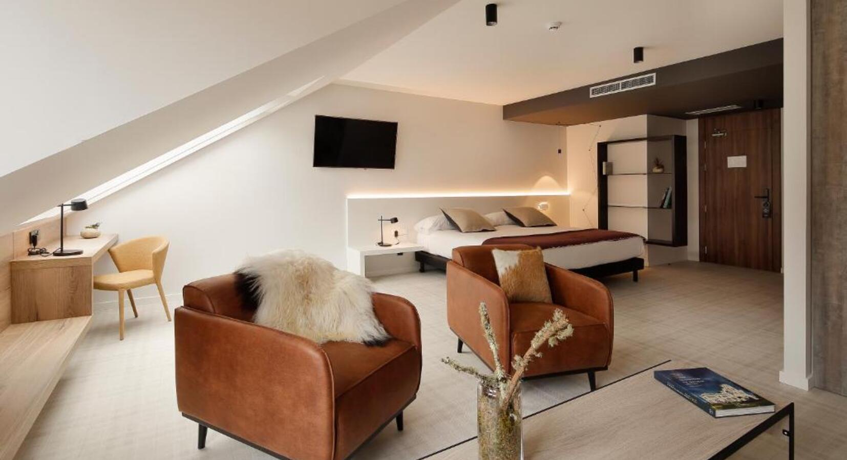 Double Bedroom with Seating